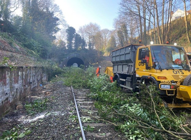 Clearing of railway tracks